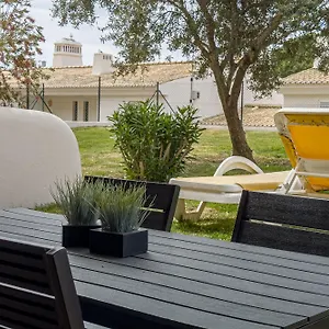 With 2 Bedrooms, 2m To The Armação de Pêra